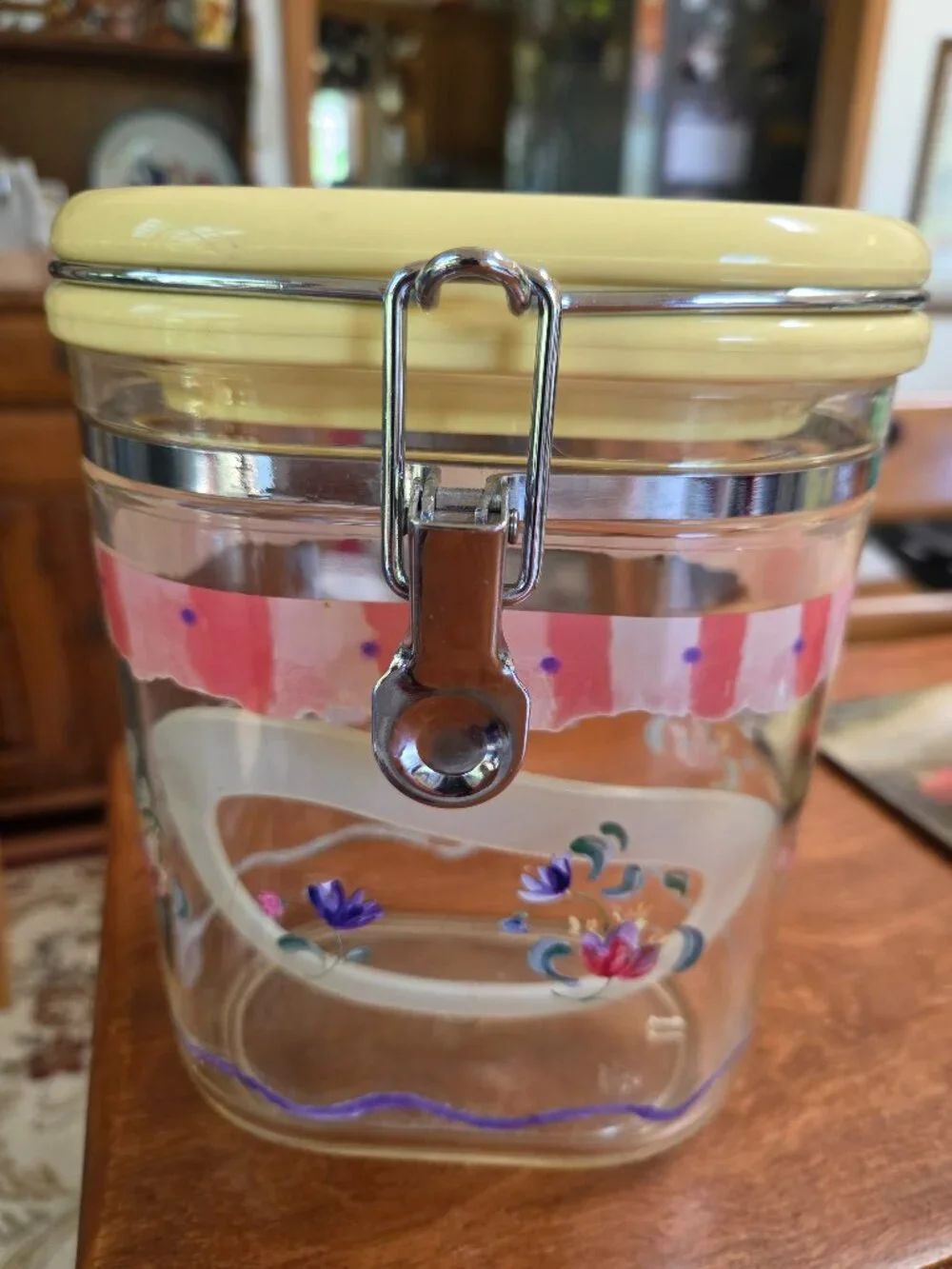 Pfaltzgraff plastic storage container lock sealed clamped lid floral pattern